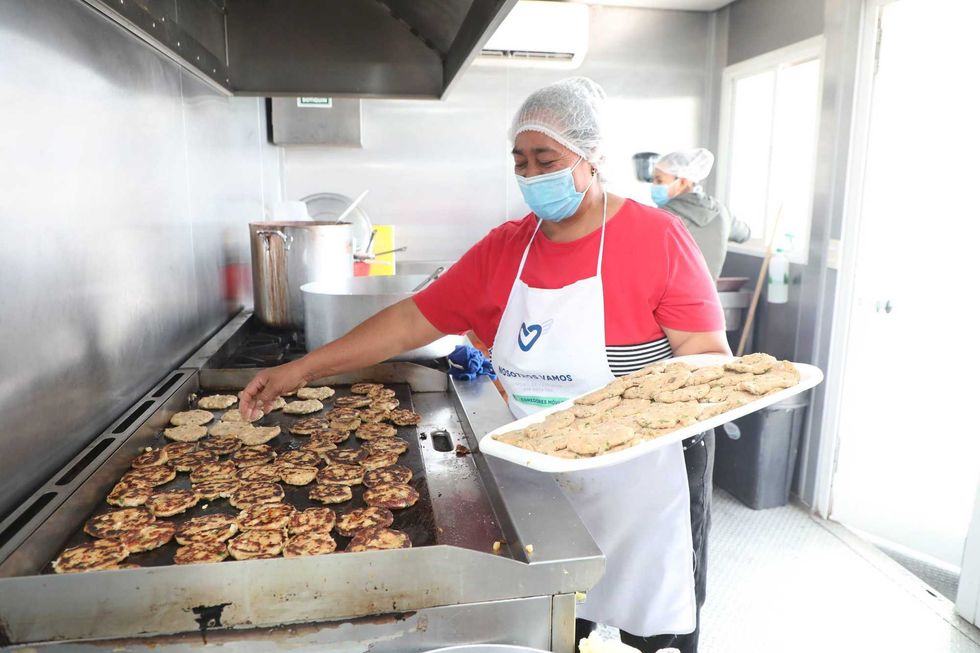 Comedor m\u00f3vil del Sistema Estatal DIF instalado en la comunidad de Villa Progreso, en Ezequiel Montes, para brindar alimentos a la poblaci\u00f3n.