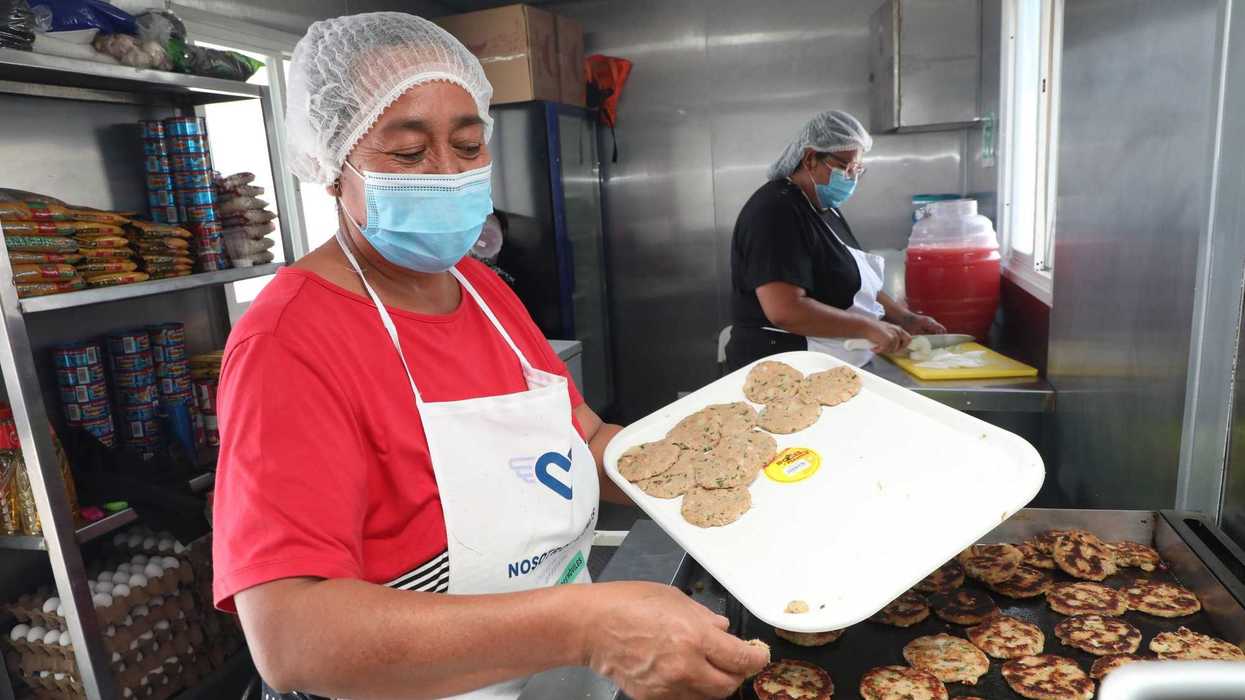 Comedor móvil del Sistema Estatal DIF instalado en la comunidad de Villa Progreso, en Ezequiel Montes, para brindar alimentos a la población.