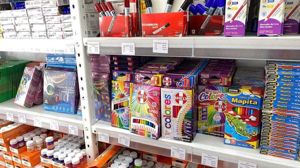 Comerciantes de San Juan del Río preparan mercancía escolar esperando incremento del 70% en ventas durante temporada de regreso a clases.