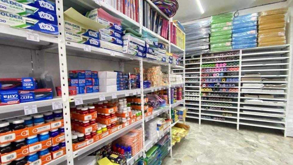 Comerciantes de San Juan del Río preparan mercancía escolar esperando incremento del 70% en ventas durante temporada de regreso a clases.