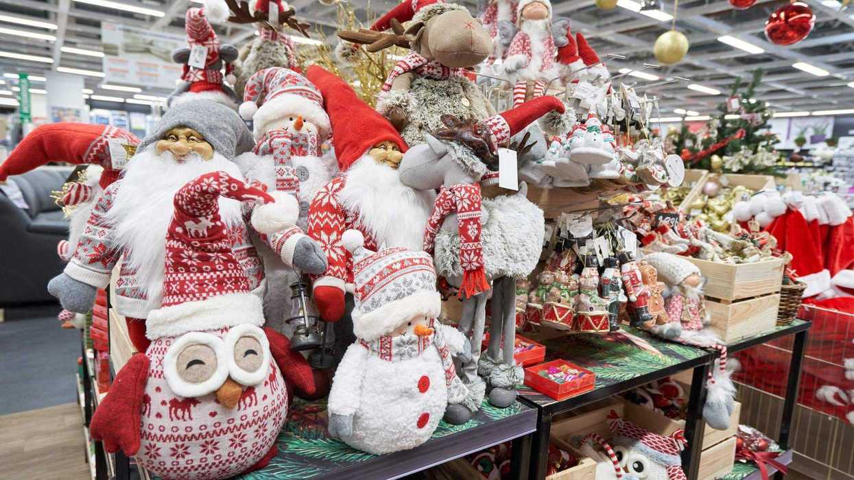 Comercio local de San Juan del Río exhibe árboles de navidad, nochebuenas artificiales y artículos decorativos para temporada 2025.