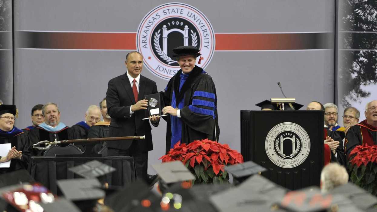 Como testigo de Honor, el Mandatario Estatal acudió a la Ceremonia de Graduación de alumnos de la Arkansas State University.