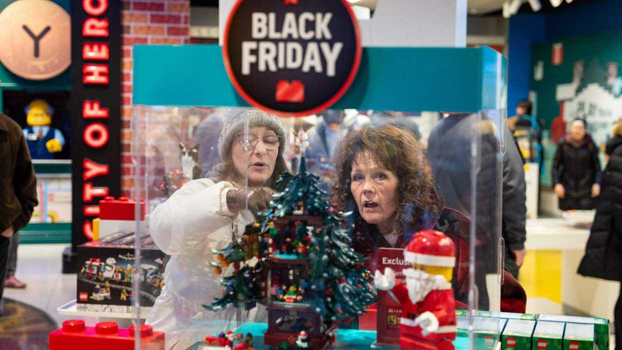 Compradores del Black Friday admiran un juego navideño de LEGO en la tienda insignia de la marca en Nueva York, el viernes 28 de noviembre de 2025. AP.