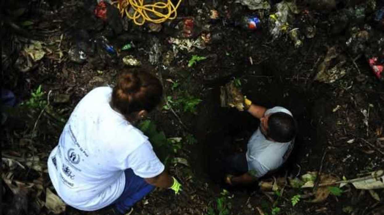 Con picos y palas, familiares buscan a sus desaparecidos