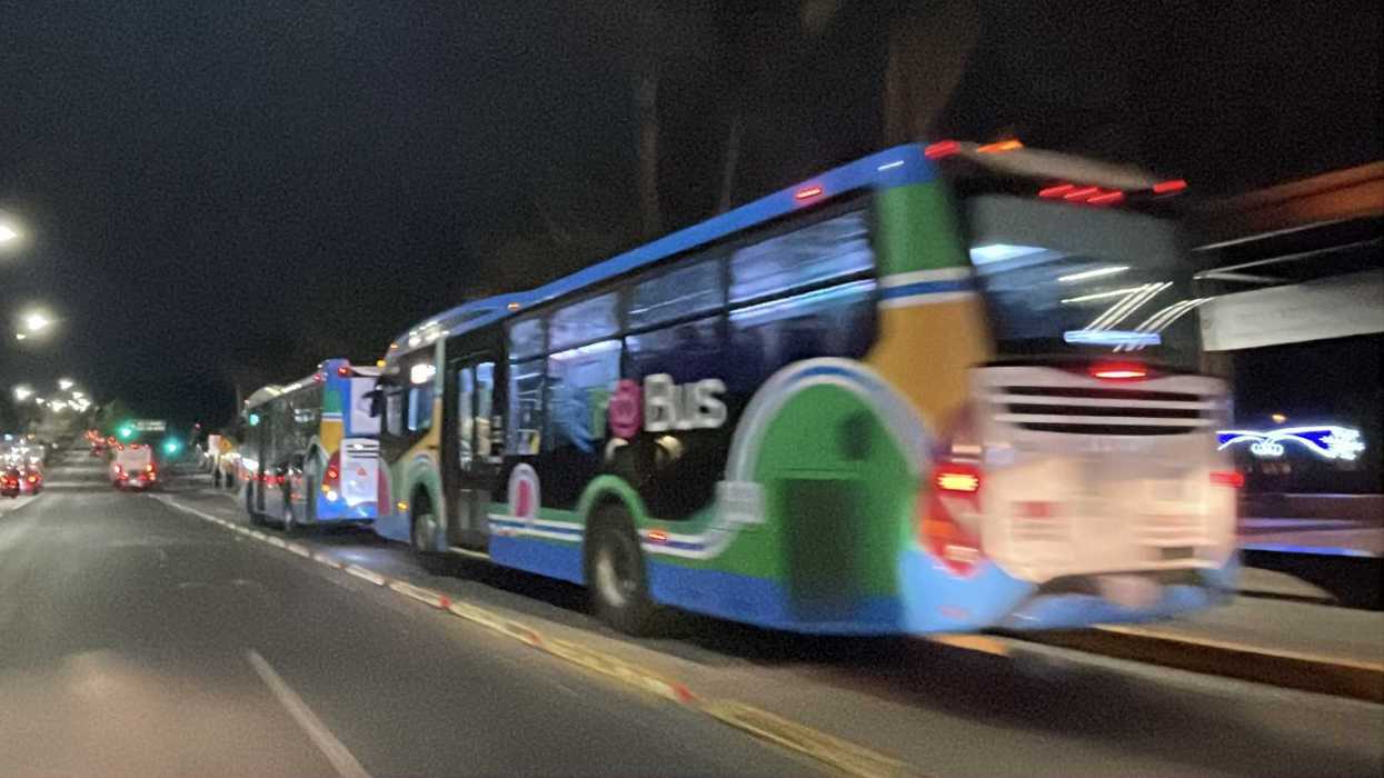 Concesionarios de transporte público en Querétaro durante proceso de refrendo vehicular 2025