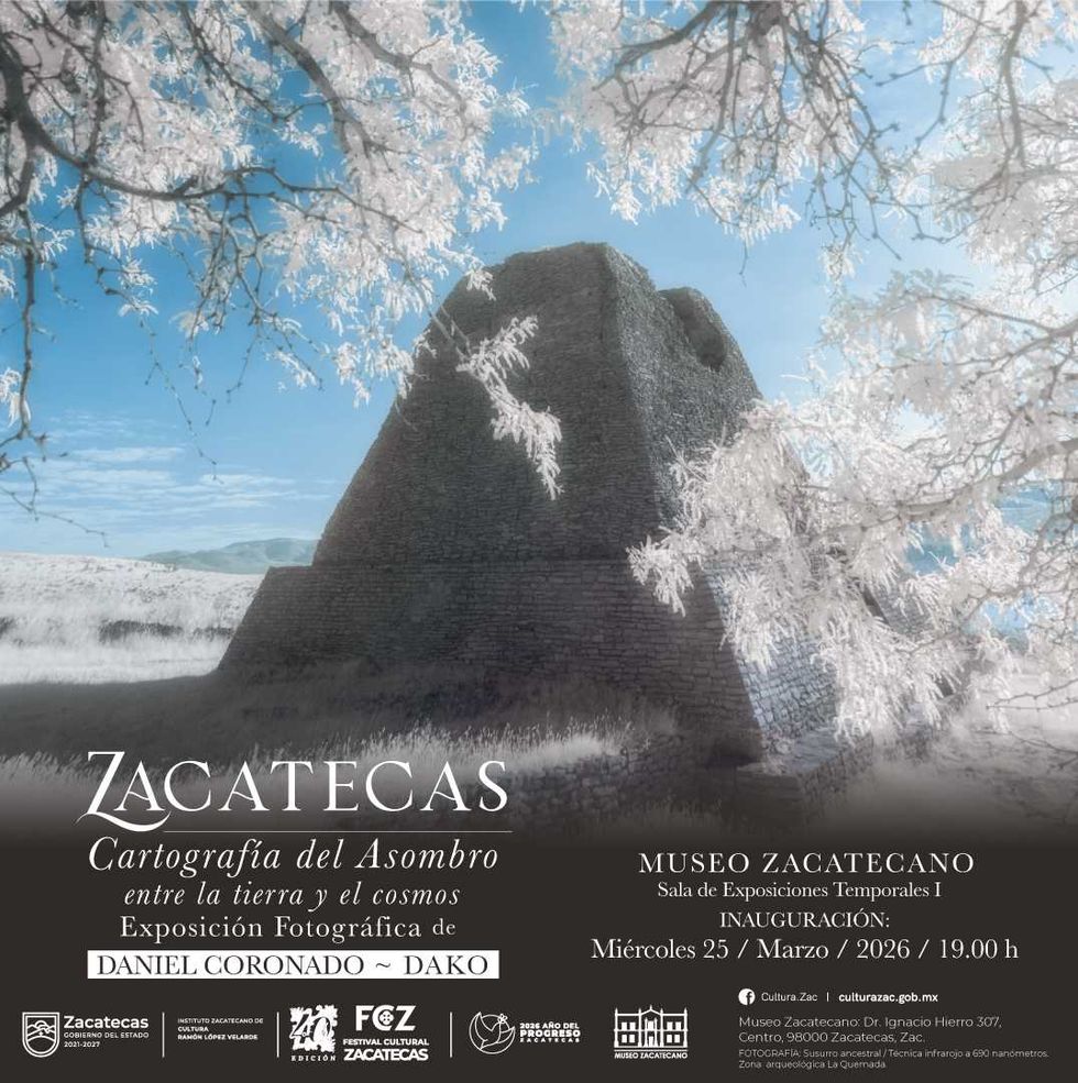 Concierto al aire libre en Plaza de Armas durante el Festival Cultural Zacatecas con p\u00fablico asistente