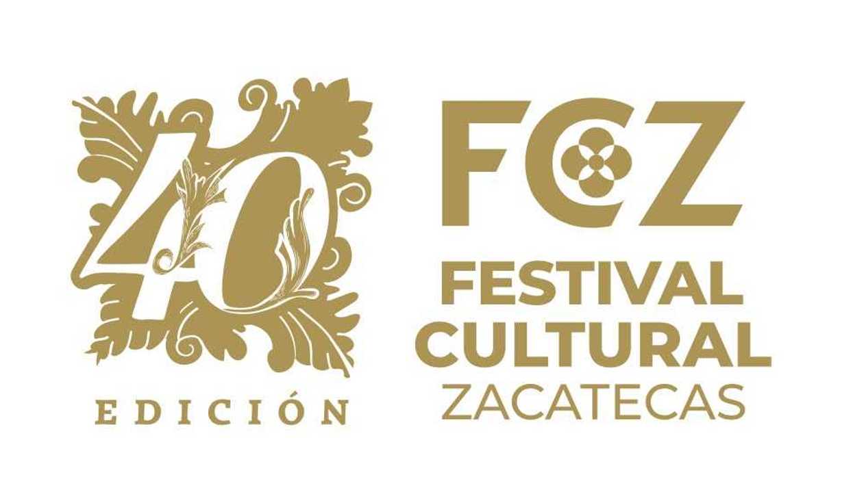 Concierto al aire libre en Plaza de Armas durante el Festival Cultural Zacatecas con público asistente