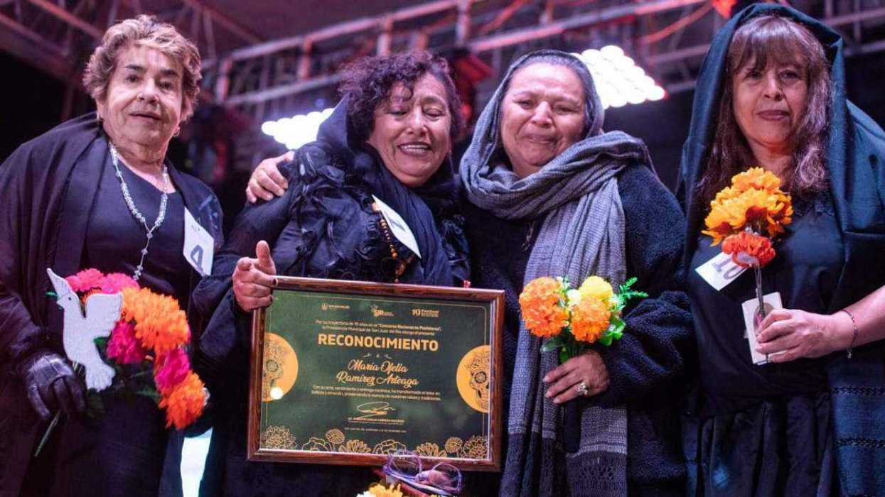 Concursante de plañideras interpreta llanto ritual en escenario de Plaza Independencia San Juan del Río Querétaro 2025.