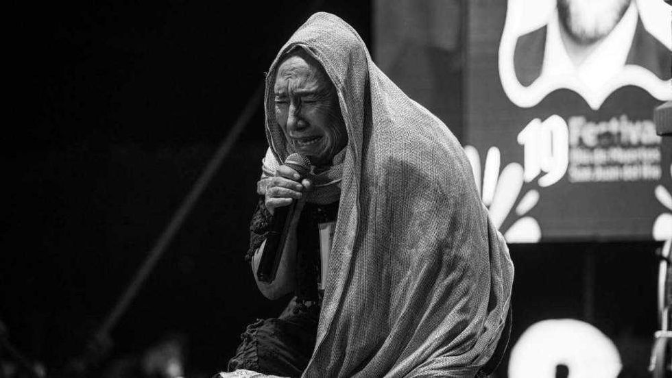 Concursante de plañideras interpreta llanto ritual en escenario de Plaza Independencia San Juan del Río Querétaro 2025.
