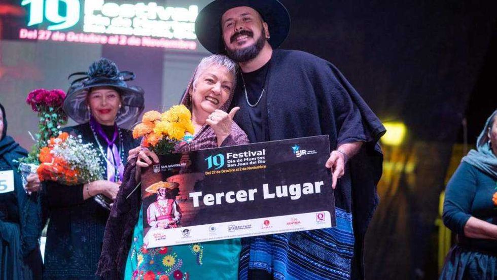 Concursante de plañideras interpreta llanto ritual en escenario de Plaza Independencia San Juan del Río Querétaro 2025.