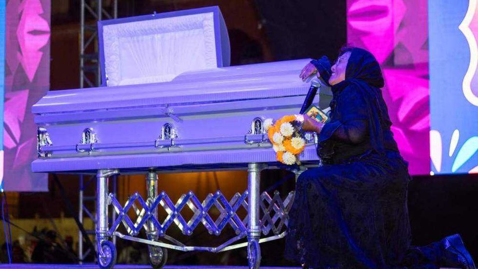 Concursante de plañideras interpreta llanto ritual en escenario de Plaza Independencia San Juan del Río Querétaro 2025.