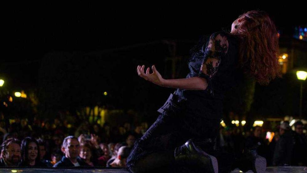 Concursante de plañideras interpreta llanto ritual en escenario de Plaza Independencia San Juan del Río Querétaro 2025.