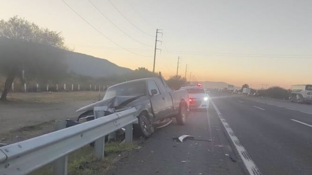 Conductor perdió control y chocó contra barrera metálica en km 77+100; Guardia Nacional atiende el percance. Foto: @GN_Carreteras.
