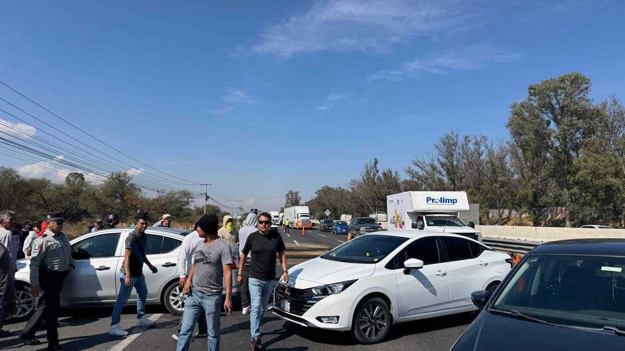 Conductores de Uber bloquean autopista México-Querétaro en San Gil, San Juan del Río, con vehículos y llantas quemadas.