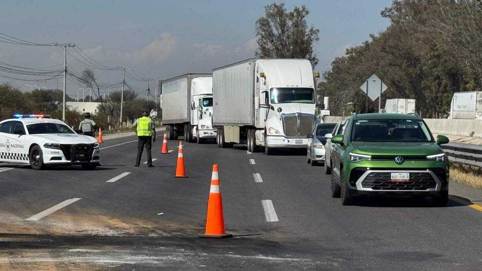 Conductores de Uber bloquean autopista México-Querétaro en San Gil, San Juan del Río, con vehículos y llantas quemadas.