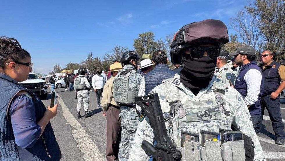 Conductores de Uber bloquean autopista México-Querétaro en San Gil, San Juan del Río, con vehículos y llantas quemadas.