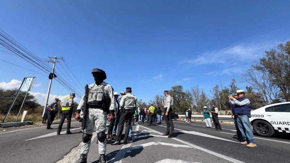 Conductores de Uber bloquean autopista México-Querétaro en San Gil, San Juan del Río, con vehículos y llantas quemadas.