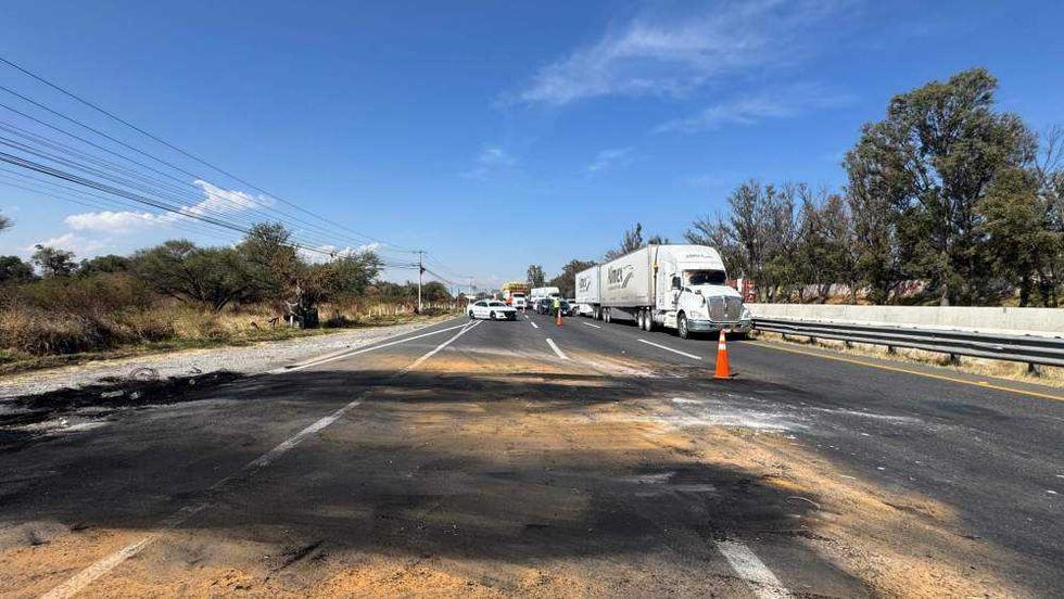 Conductores de Uber bloquean autopista México-Querétaro en San Gil, San Juan del Río, con vehículos y llantas quemadas.