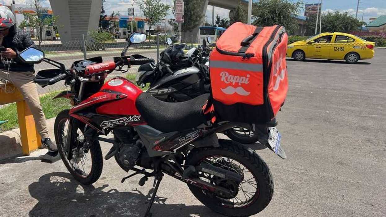 Conductores de Uber Eats y otras plataformas se manifiestan en Querétaro por bajas comisiones.