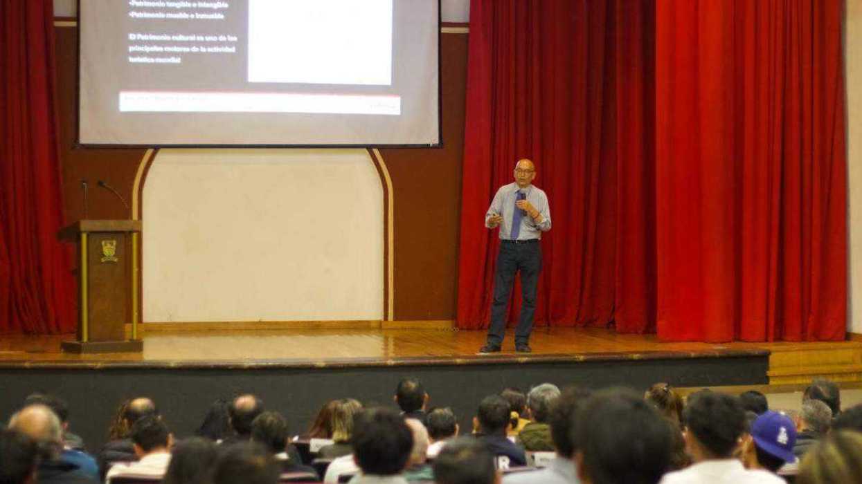 Conferencia sobre conservación del patrimonio cultural en Portal del Diezmo, San Juan del Río, con participación de autoridades municipales.