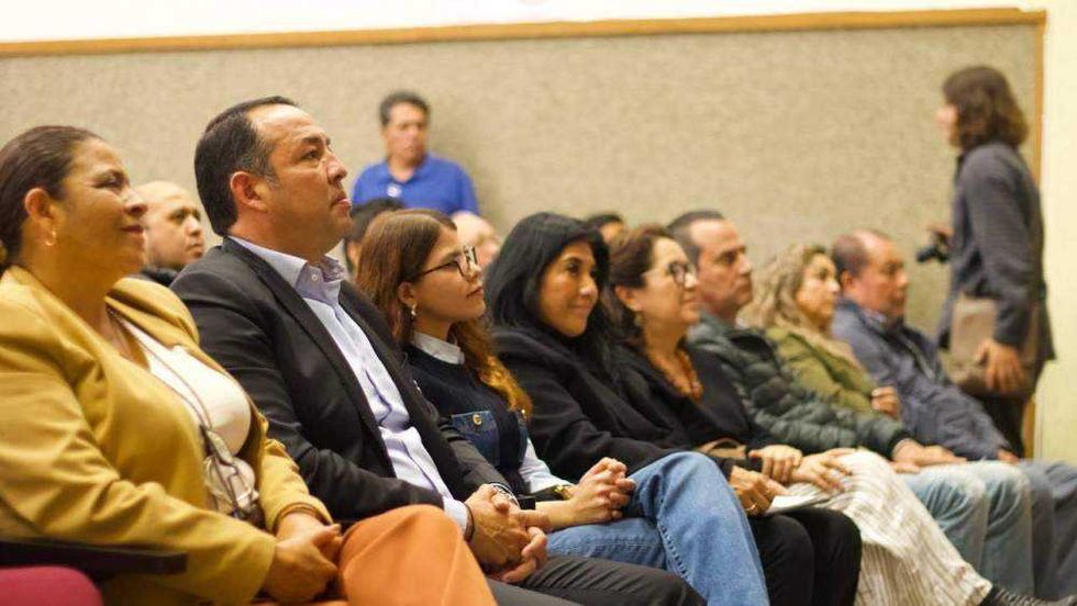Conferencia sobre conservación del patrimonio cultural en Portal del Diezmo, San Juan del Río, con participación de autoridades municipales.