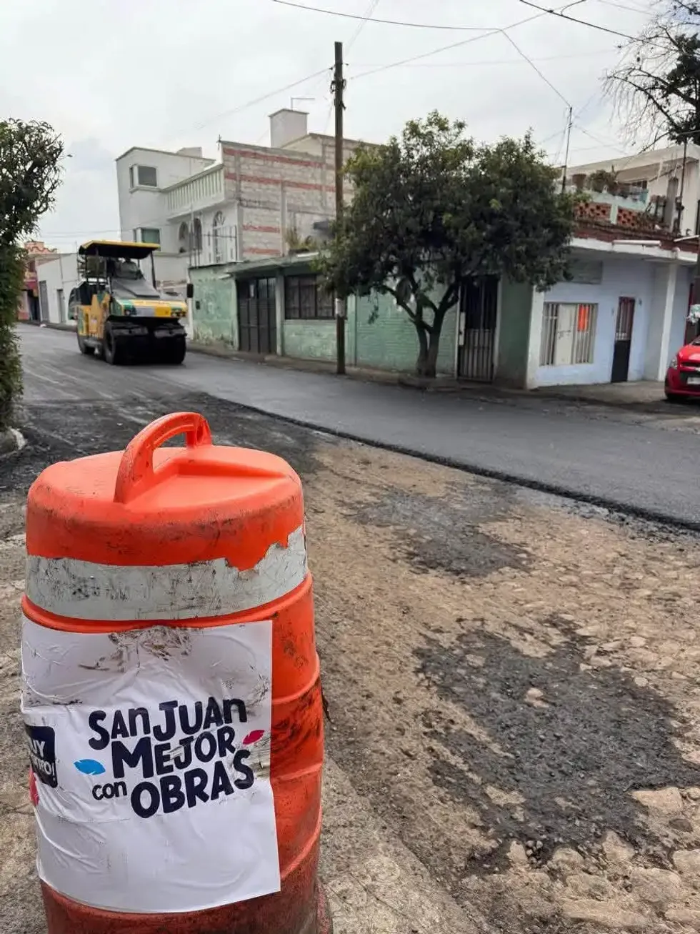 Cono de se\u00f1alizaci\u00f3n con leyenda de obra municipal en calle en rehabilitaci\u00f3n, colonia Ju\u00e1rez.