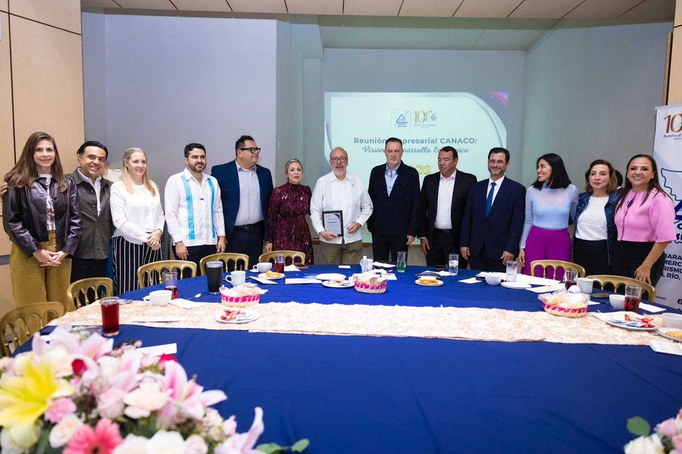 Consejo Administrativo de CANACO San Juan del R\u00edo posa en grupo durante la Reuni\u00f3n Empresarial Visi\u00f3n y Desarrollo Econ\u00f3mico 2026.