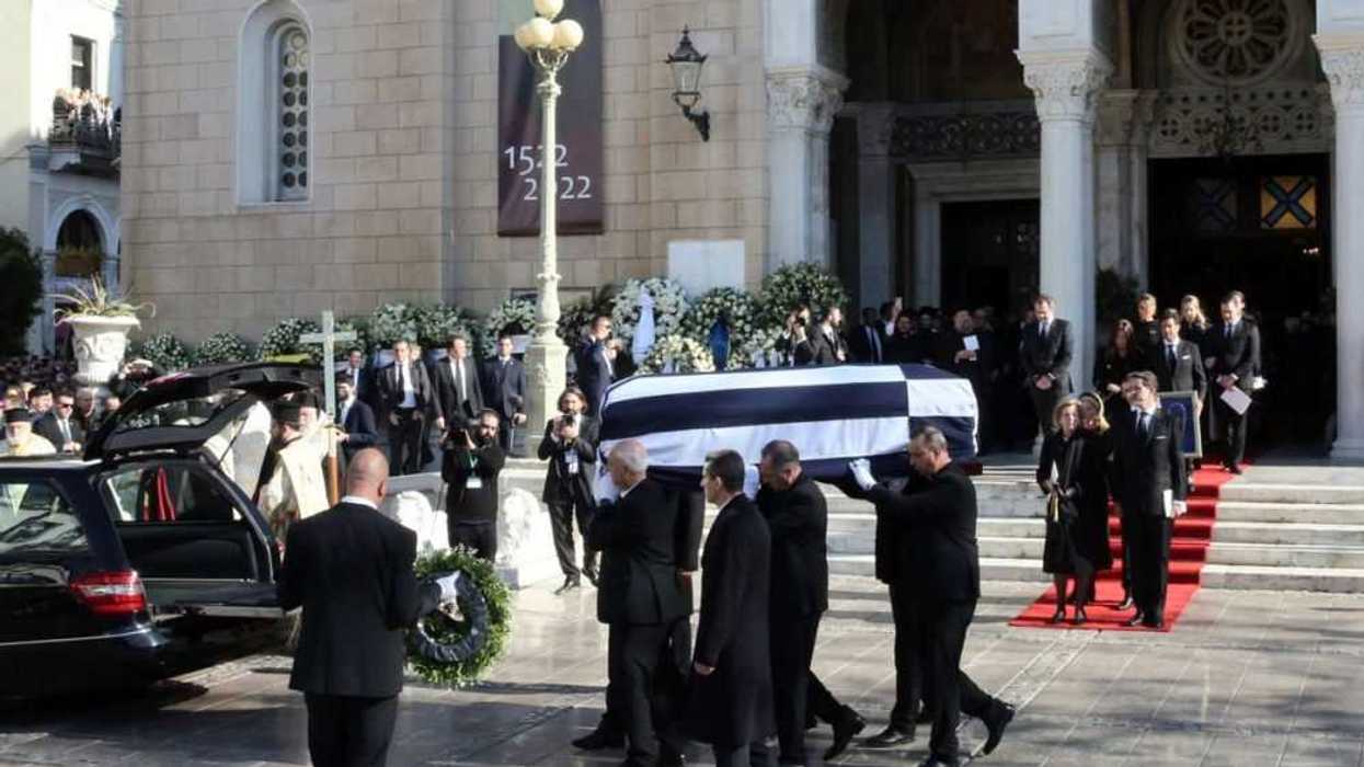 Constantino de Grecia recibe sepultura en el cementerio real, cerca de Atenas. EFE/EPA/ORESTIS PANAGIOTOU.