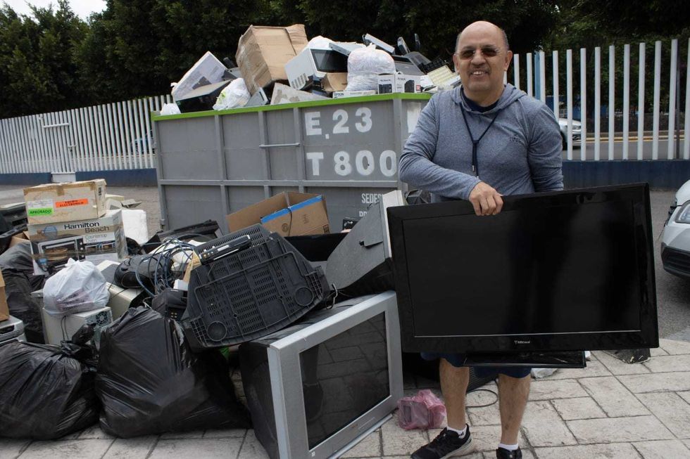 Contenedor de residuos electr\u00f3nicos lleno de televisores, cajas y equipos fuera de uso en el Centro C\u00edvico de San Juan del R\u00edo