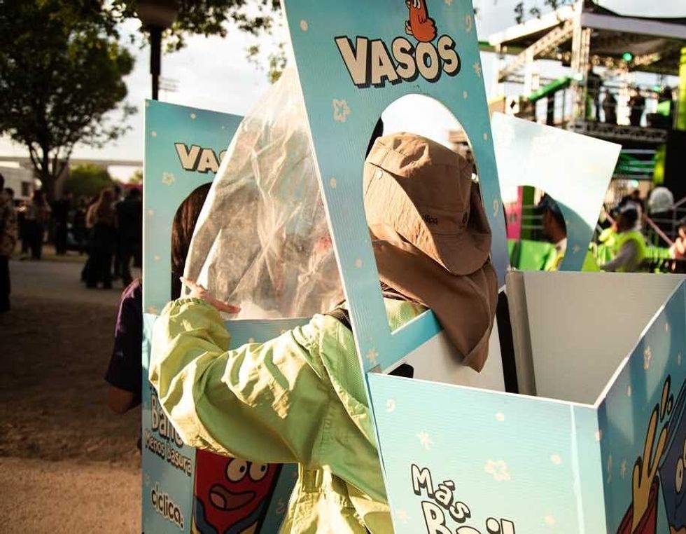 Contenedores de separaci\u00f3n de residuos durante el Festival de Comunidades Extranjeras en el Parque Bicentenario de Quer\u00e9taro.