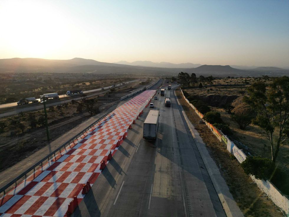 Continua cerrada rampa de frenado en la México Querétaro.