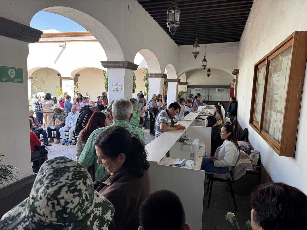 Contribuyentes realizando pago de impuesto predial 2026 en caja receptora municipal de San Juan del R\u00edo con descuento de enero.