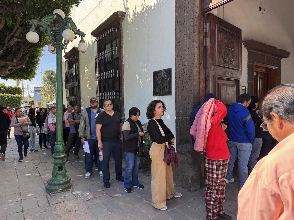 Contribuyentes realizando pago de impuesto predial 2026 en caja receptora municipal de San Juan del R\u00edo con descuento de enero..