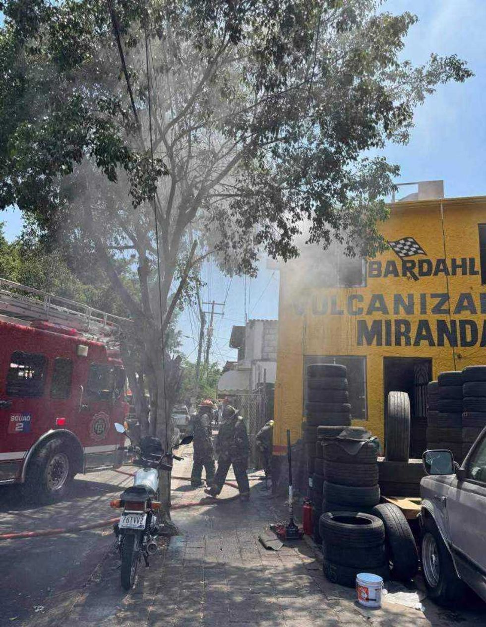 Controlan incendio en vulcanizadora de la colonia Insurgentes.
