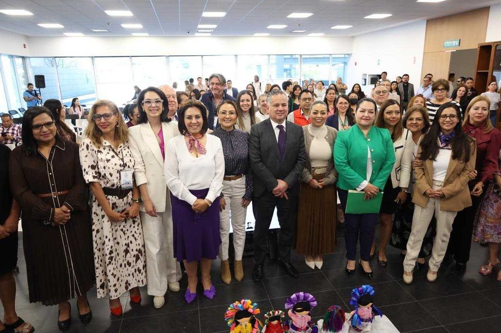 Conversatorio sobre propiedad industrial y mujeres en la Legislatura de Quer\u00e9taro con panelistas y p\u00fablico asistente.