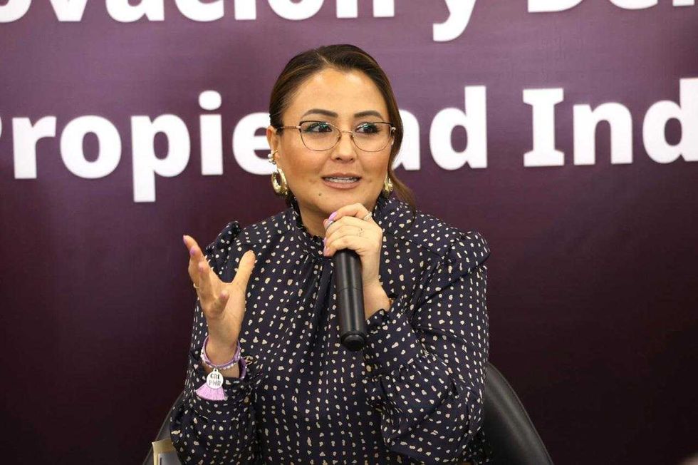 Conversatorio sobre propiedad industrial y mujeres en la Legislatura de Quer\u00e9taro con panelistas y p\u00fablico asistente.