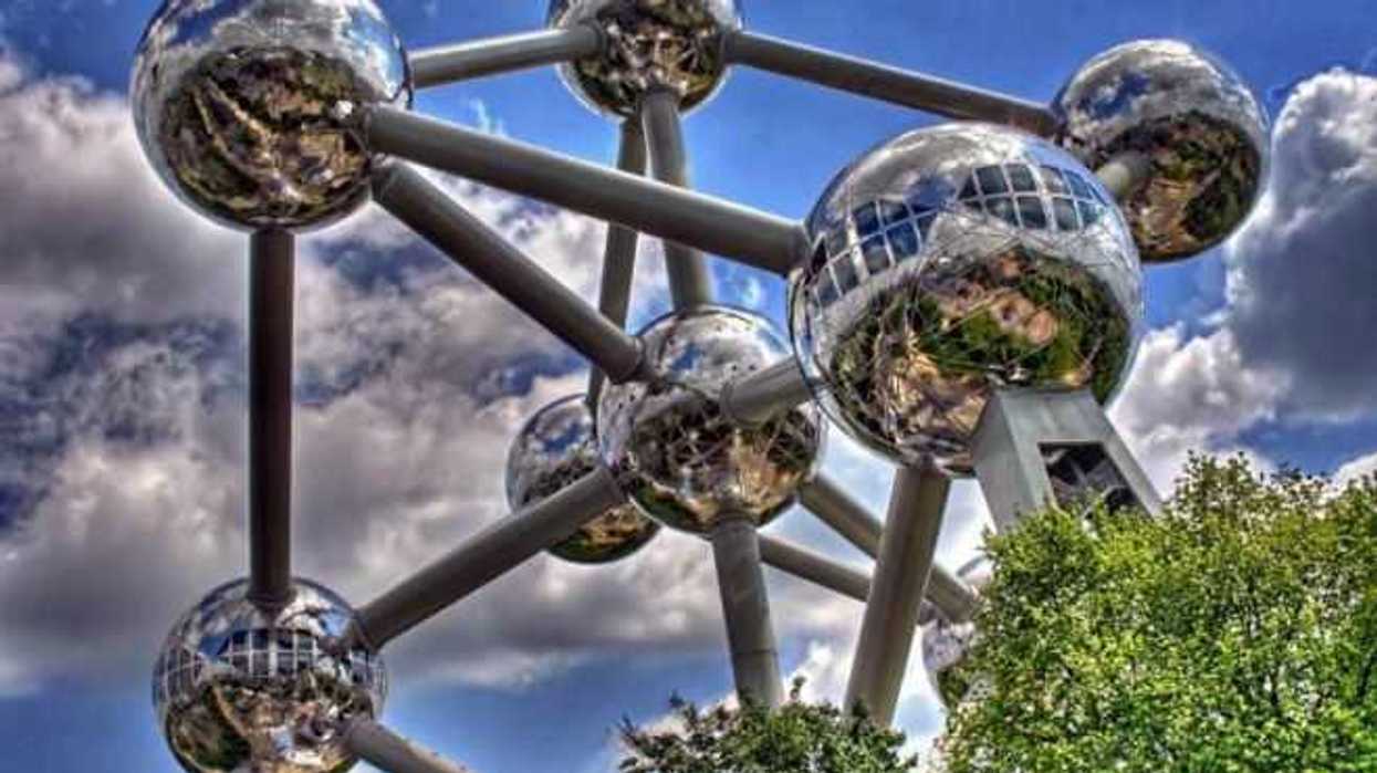 convertido-en-iman-turistico-el-atomo-de-bruselas-cumplio-60-anos