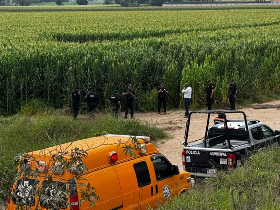 Convoy de veh\u00edculos militares y patrullas avanza por el camino de terracer\u00eda hacia la zona del accidente en Santa Matilde