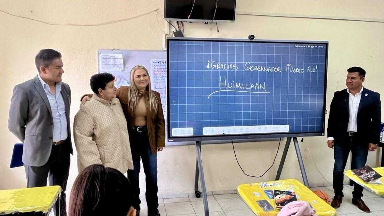 Coordinadora de USEBEQ entrega pantallas digitales en telesecundaria Álvaro Obregón, Huimilpan, Querétaro, beneficiando a 172 estudiantes.