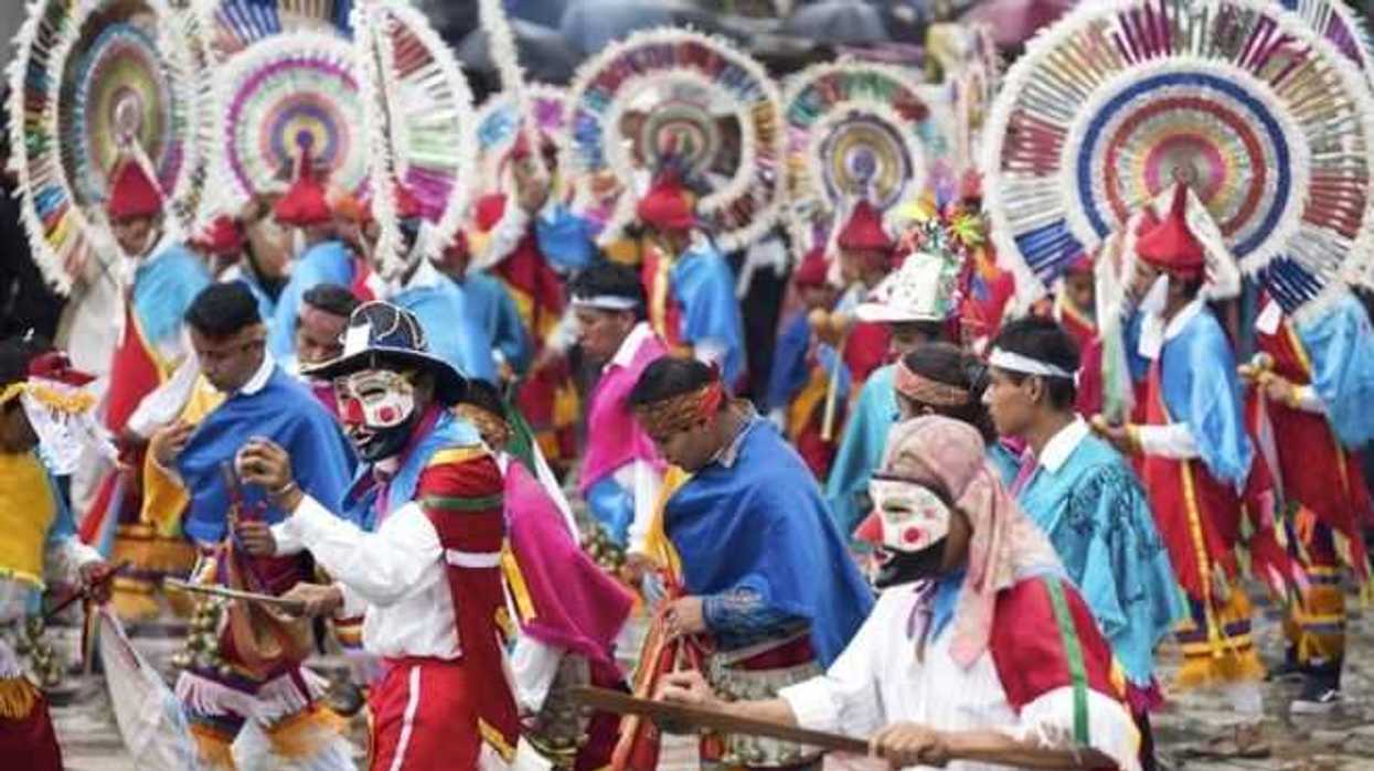 Coronación de la Reina del Huipil, medio siglo de tradición indígena mexicana