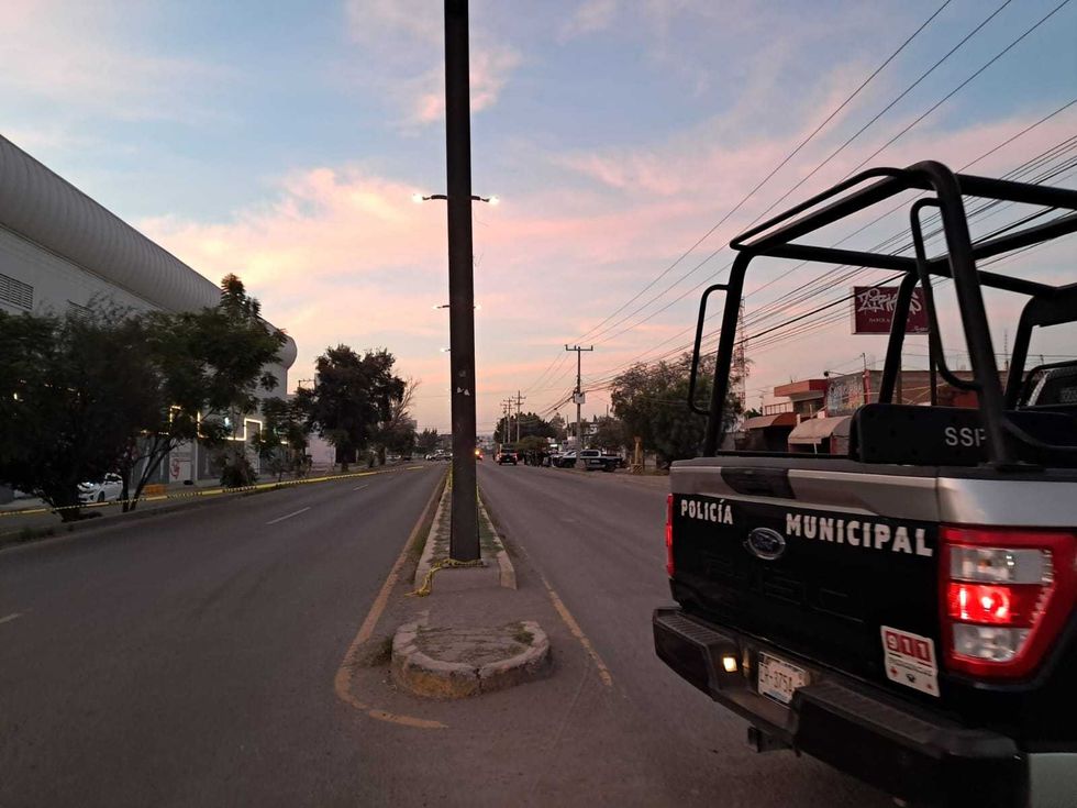 Corporaciones polic\u00edacas acordonan el \u00e1rea tras ataque armado que dej\u00f3 dos traileros decapitados en colonia Valle de Oro.