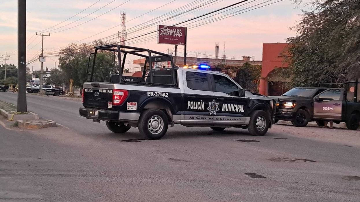 Corporaciones policíacas acordonan el área tras ataque armado que dejó dos traileros decapitados en colonia Valle de Oro.