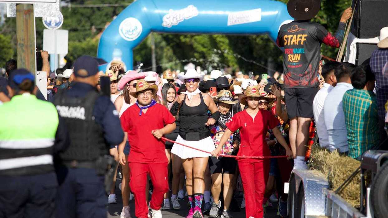 Corredoras cruzan el arco de salida del FestiVaqueRun 2026 en el Parque Paso de Los Guzmán, San Juan del Río