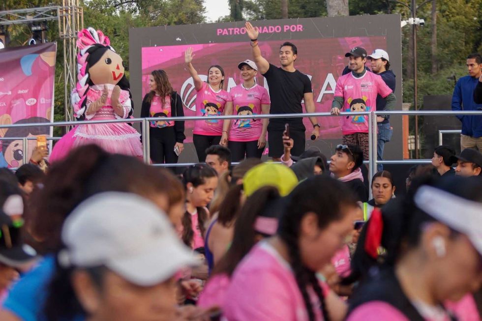 Corredoras participan en el Mujer Quer\u00e9taro Medio Marat\u00f3n 2026 desde la Plaza de la Familia en Quer\u00e9taro