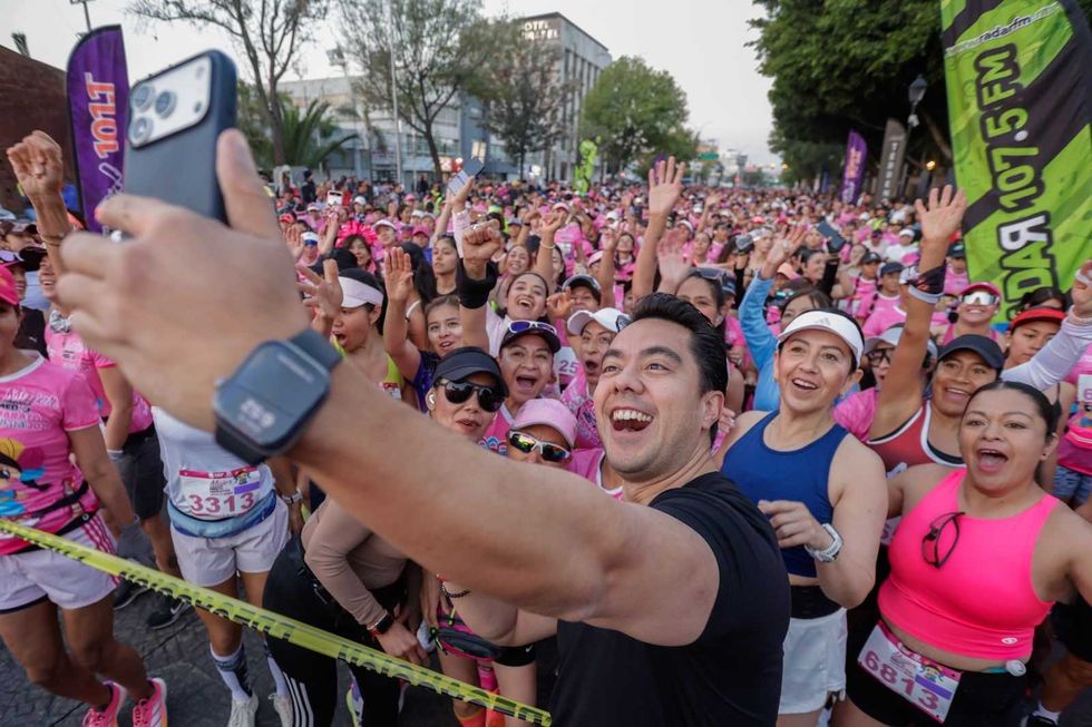 Corredoras participan en el Mujer Quer\u00e9taro Medio Marat\u00f3n 2026 desde la Plaza de la Familia en Quer\u00e9taro