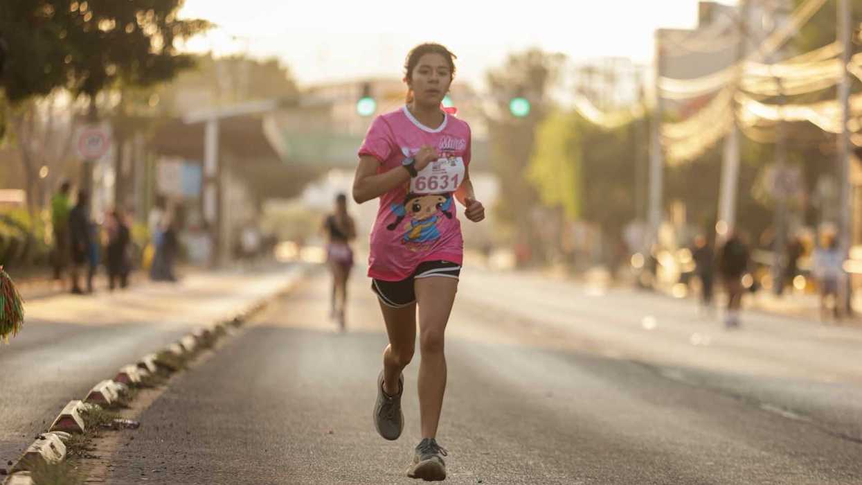 Corredoras participan en el Mujer Querétaro Medio Maratón 2026 desde la Plaza de la Familia en Querétaro