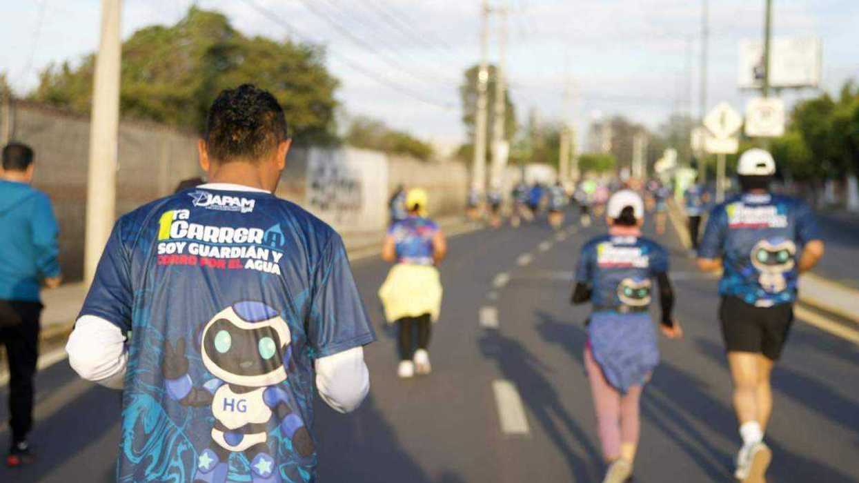 Corredores participan en primera carrera Soy Guardián y Corro por el Agua organizada por JAPAM en San Juan del Río Querétaro