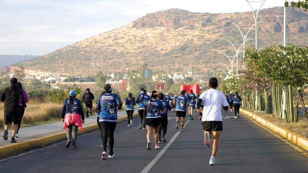 Corredores participan en primera carrera Soy Guardián y Corro por el Agua organizada por JAPAM en San Juan del Río Querétaro