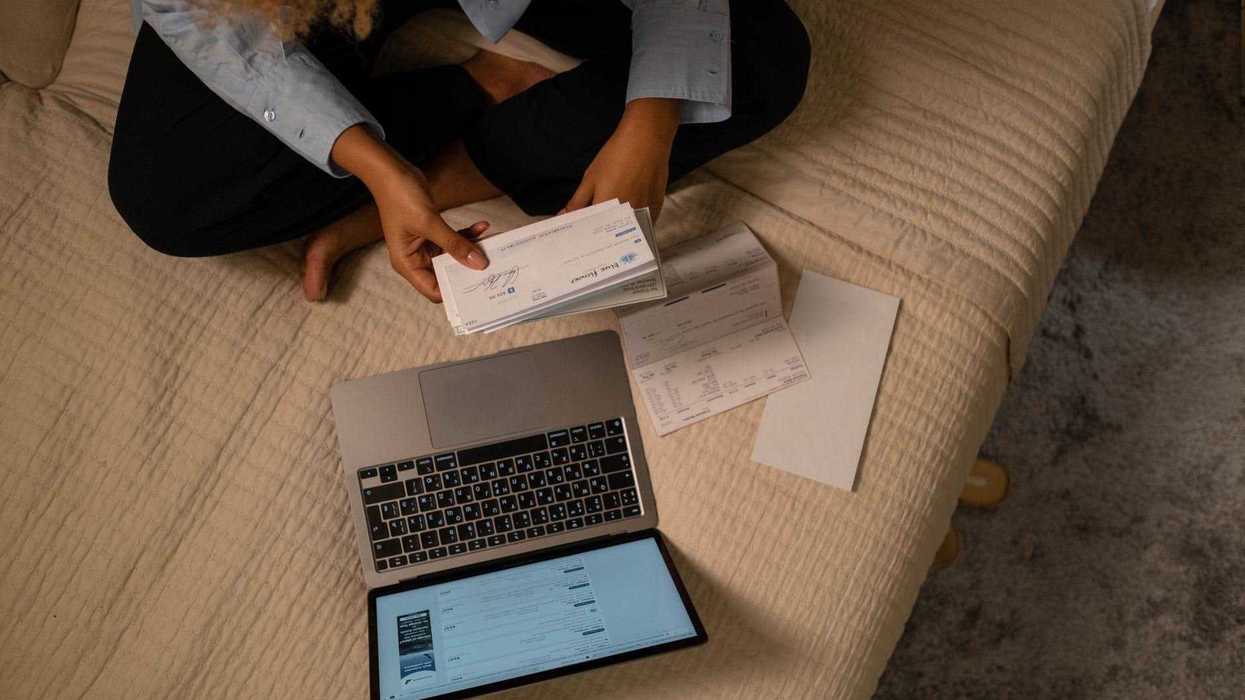 Correspondencia y paquetes junto a la puerta de una casa, como el recibo de servicios que puede pasar inadvertido