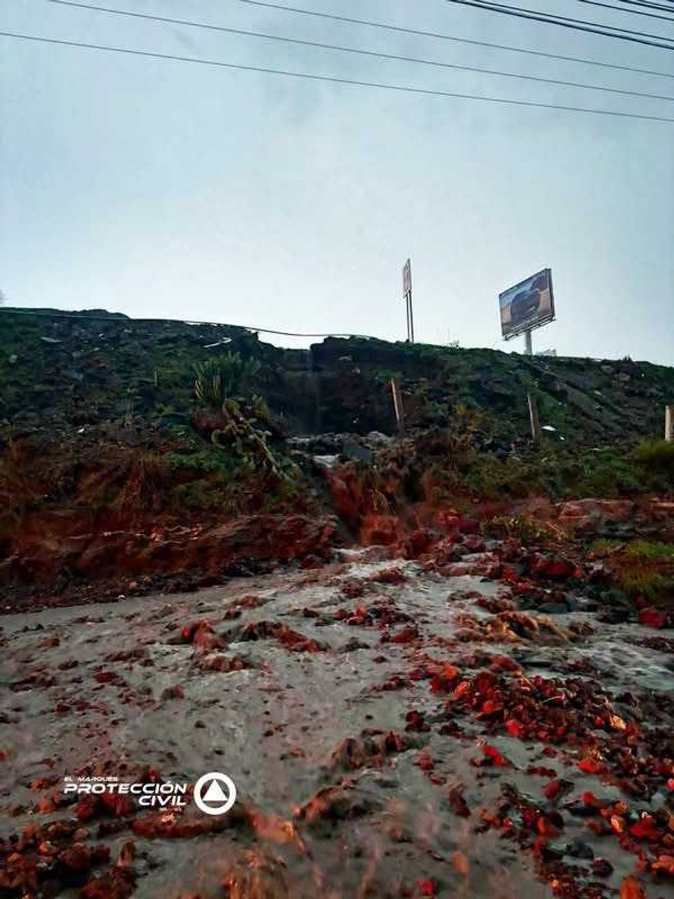 Corriente de agua y rocas baja desde el talud de obras sobre la carretera en la antigua Cuesta China, El Marqu\u00e9s